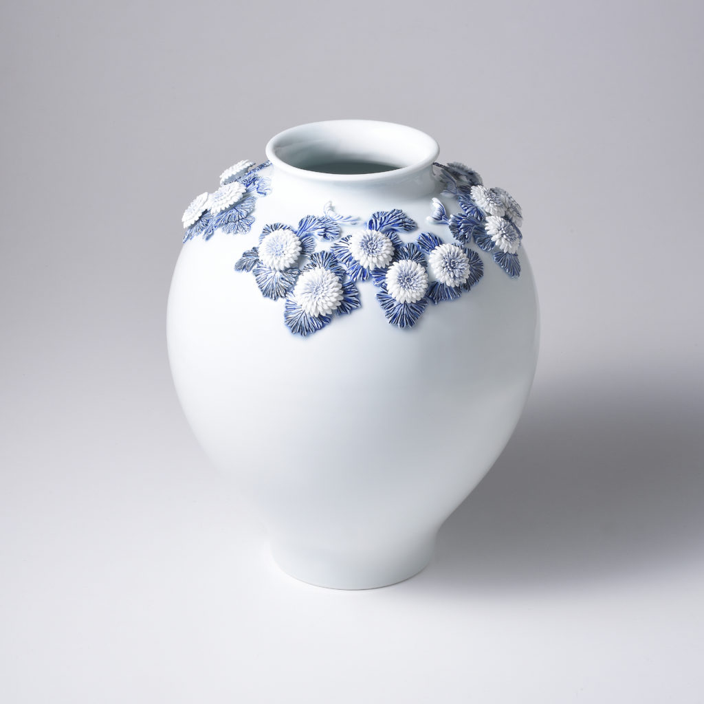 平戸菊花飾太鼓形花瓶(約径24×高さ29cm)　