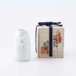 長崎県無形文化財記念「平戸菊花飾白磁花瓶」